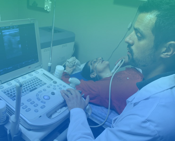 Dr. Gabriel Chagas realizando una ecografía.